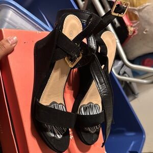 Women's wedges with Gold Buckle
Text me 475-344-9803